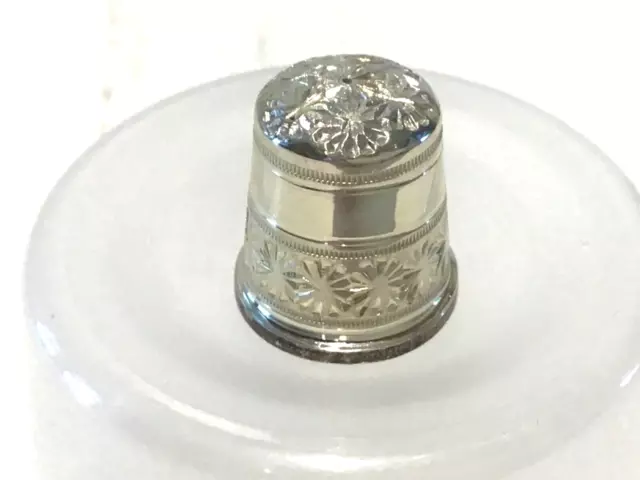 Silver Hallmarked Swann Thimble ( Thimble Collectors Guild )