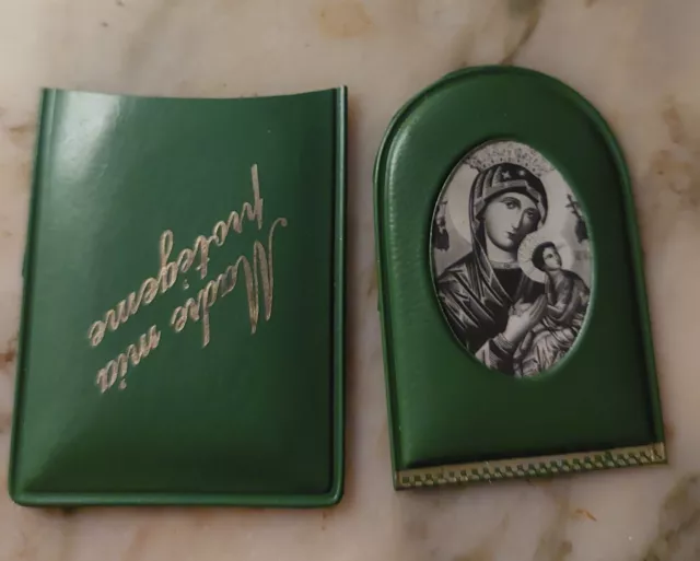Pequeña estampa antigua de la virgen de Vladimir, guardada en una carterita.