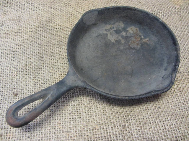 Vintage 6 1/2" Cast Iron Skillet > Camping Antique Old Primitive Cookware 8672