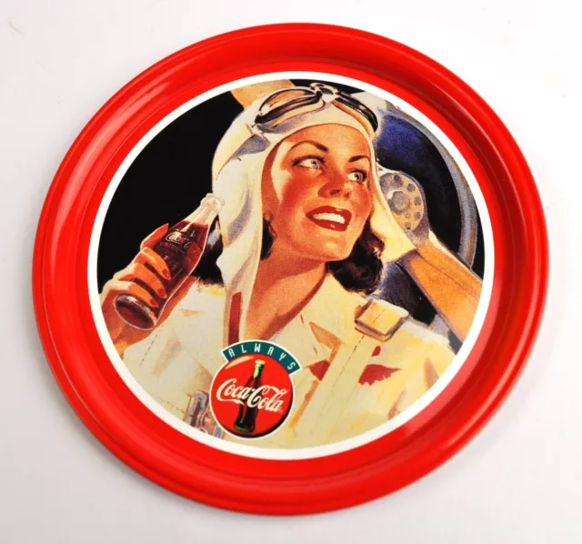 Schöner Metall Blech Coca-Cola 10,5 cm Untersetzer Coaster Coke Pilot Lady rot