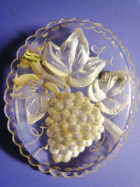 Broche Ancienne En Lucite Gravée - Motif Roses Et Feuillage Art Déco - Monture Laiton Doré