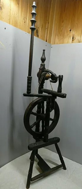 Spinnrad  dunkles Holz  126 cm hoch  leicht beschädigt