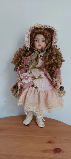 Poupée ancienne - Marie-Antoinette - en porcelaine . - Label Emmaüs