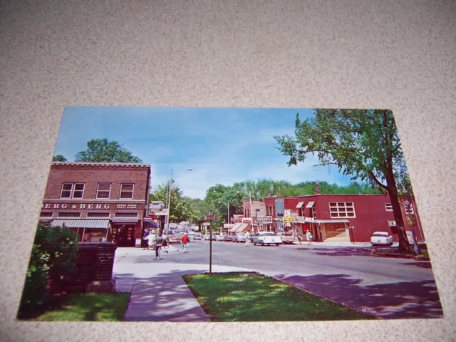 1960s COLLEGE STREET SCENE, DOWNTOWN CEDAR FALLS IOWA VTG POSTCARD