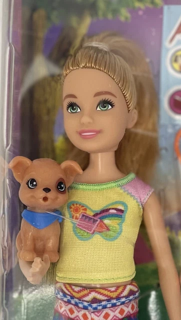 Barbie It Takes Two Kampeerset met Skipper pop (~25 cm), Konijntje, Vuurkorf, Stickervel en Kampeeraccessoires, Cadeau voor Kinderen van 3 tot 7 Jaar Oud, HDF71