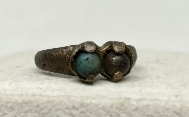 Beautiful women's ring with two stones, Roman period.