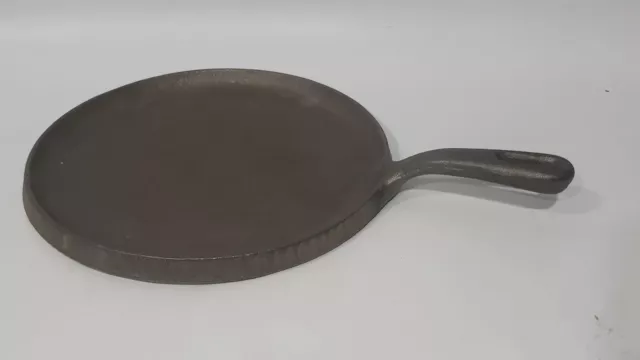 Vintage Heavy Duty 9.5 Cast Iron Flat Round Skillet Griddle Pan