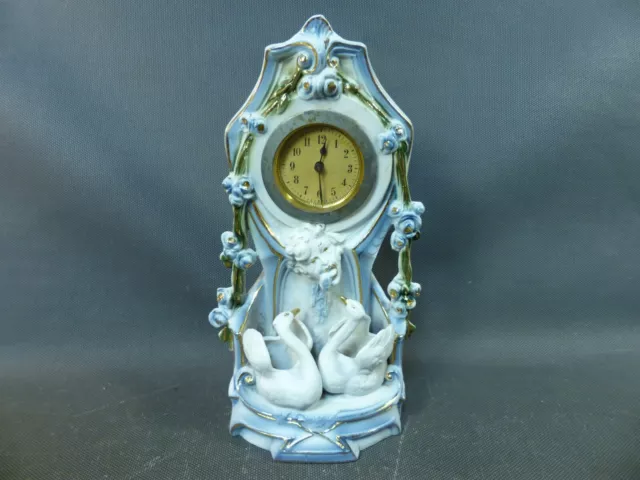 Ancienne petite horloge en biscuit sculpture cygne fleur vintage