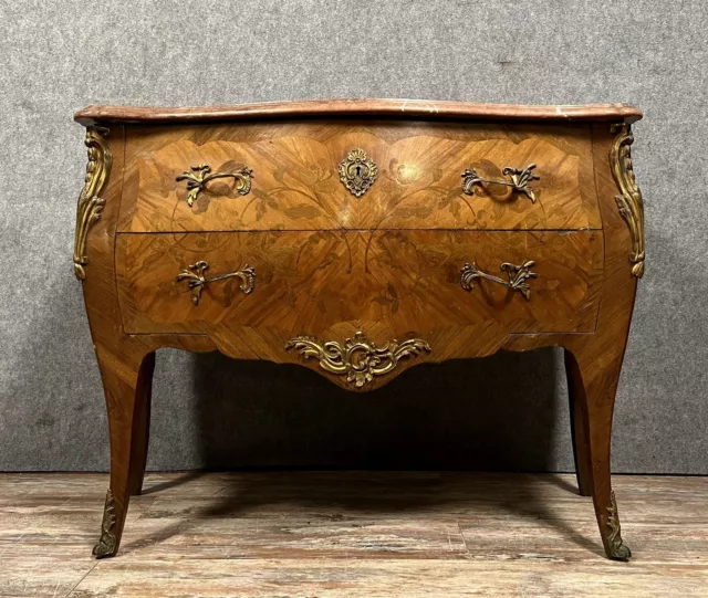 Superbe commode sauteuse galbée de style Louis XV en marqueterie