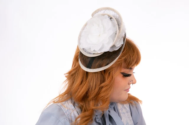Fascinator doppio fiore bianco nero grigio - MOB battesimo matrimonio