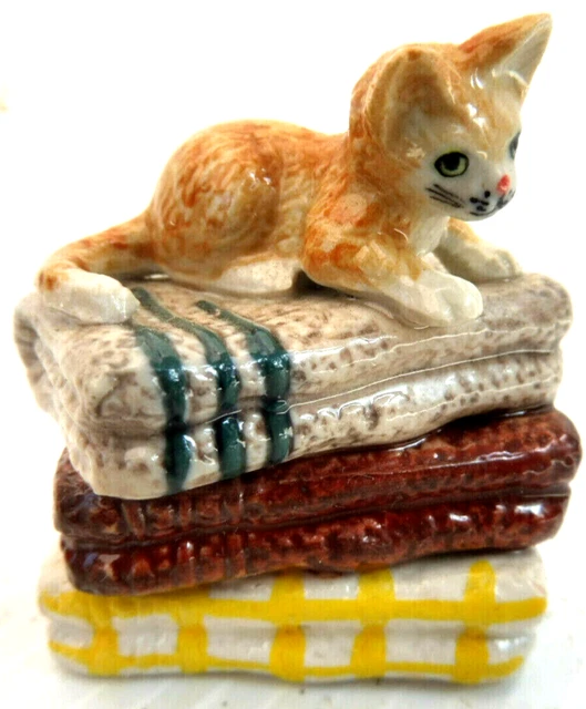 KLIMA K964 Miniature statuette en porcelaine - CHAT SUR SERVIETTES N° 03 CAT