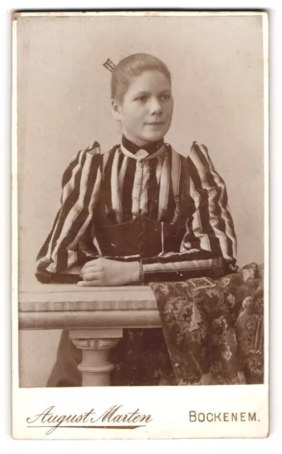 Fotografie Auguste Marten, Bockenem, Portrait junge Dame in modischer Bluse an