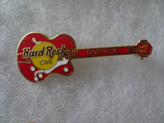 Hard Rock Cafe pin Shanghai guitar Gibson Byrdland red & white