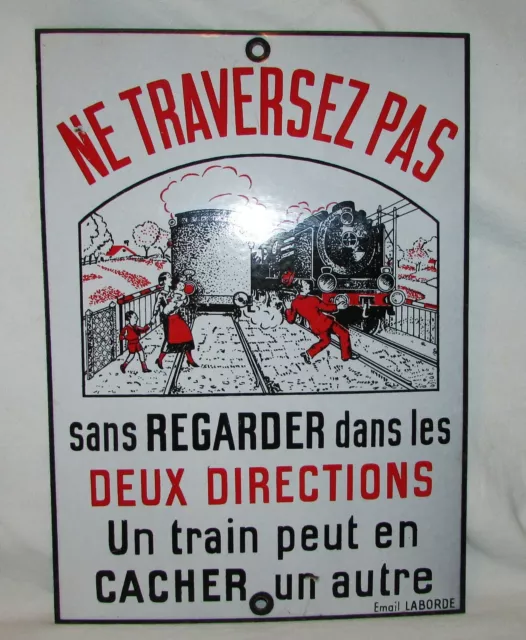 Plaque émaillée vintage « Ne traversez pas un train peut en cacher