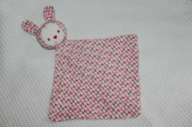 DOUDOU OBAIBI  LAPIN PLAT BLANC ROSE ROUGE GRIS POMME pas servi