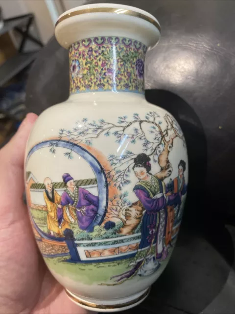 A Fine Chinese Famille Rose Porcelain Vase, Around 1960s.