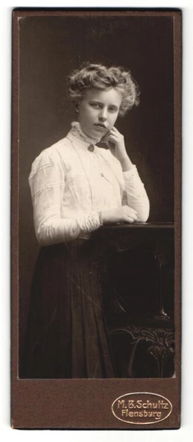 Fotografie M. B. Schultz, Flensburg, Portrait junge Dame in weißer Bluse an Tis