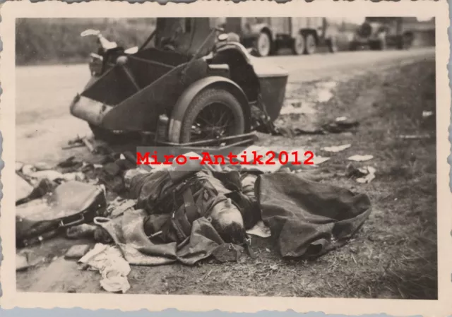Foto, Wk2, Krad Gespann der Wehrmacht nach einem Überfall (N)50953 Foto, Wk2, Krad Gespann der Wehrmacht nach einem Überfall (N)50953