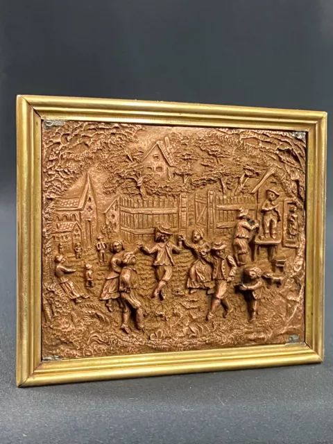 Plaque bas relief en cuivre et cadre bronze doré XIXe scène de fête de village