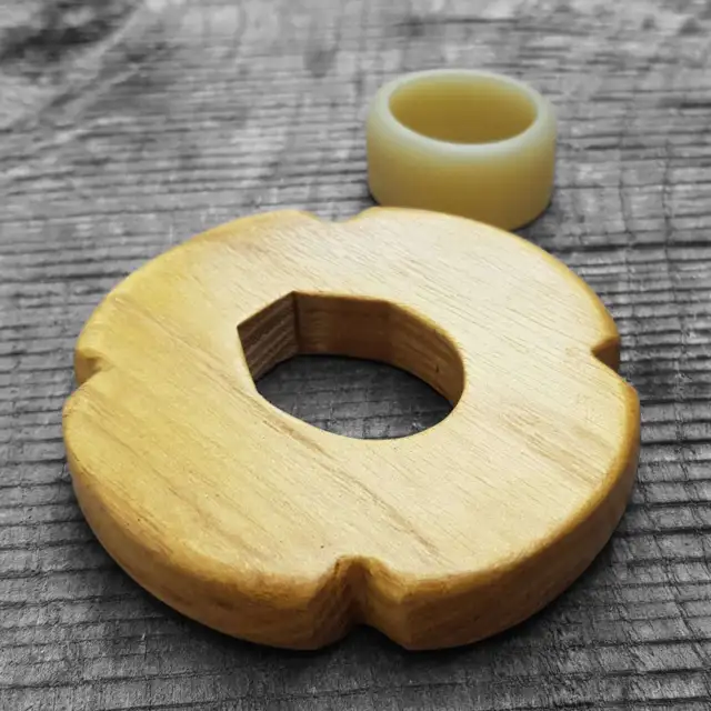 Wooden tsuba (garda) for bokken - Natural Wood Robinia