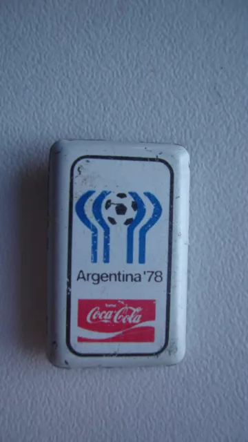 VINTAGE COCACOLA BADGE Pin Soccer World Cup Argentina '78 Broche Pin Perno Stift