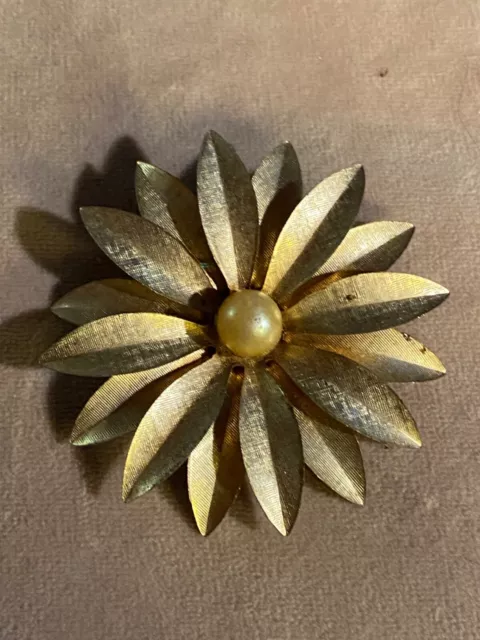 VINTAGE Gold Tone Pearl Flower Pin Brooch 2"