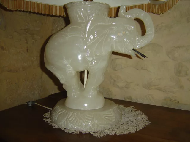 Pied de lampe éléphant en albâtre 