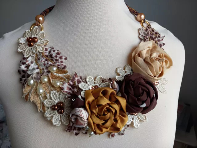 Collana girocollo fatta a mano con fiori e foglie di stoffa, perle, handmade