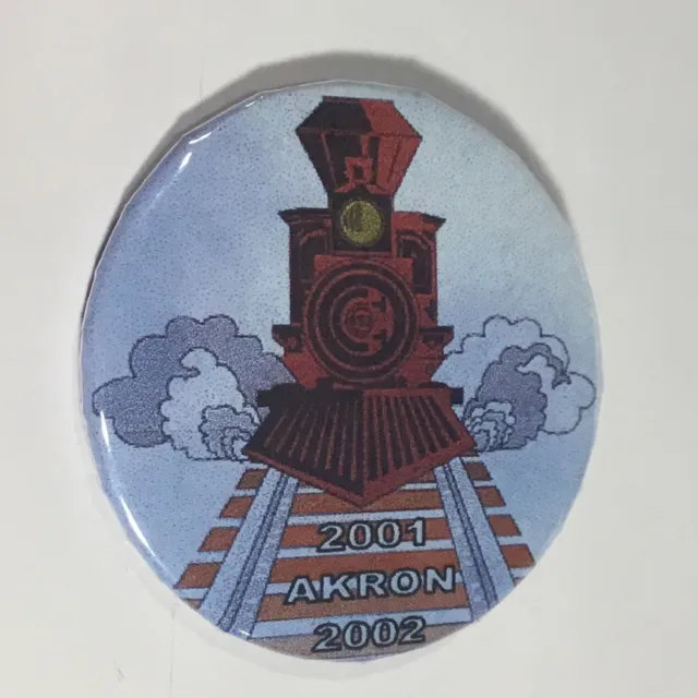 Akron Railroad Pin Rückknopf 2001-2002 roter Motor 2 1/4"" Abzeichen-A-Minit Marke