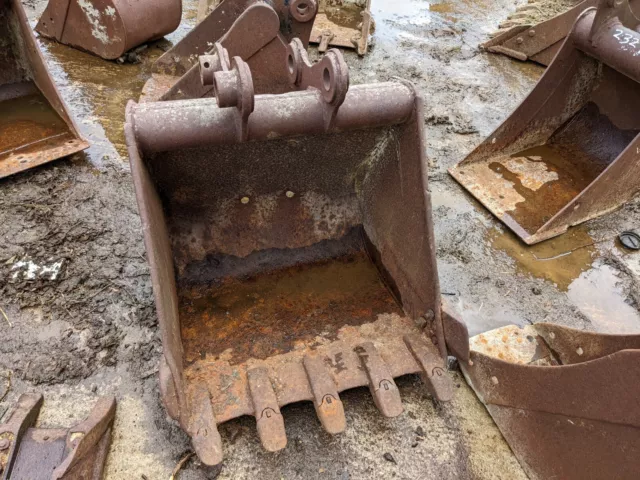 700mm Excavator Digging Bucket suit 5-8 Ton 45mm pin 165mm x 285mm £100 +VAT