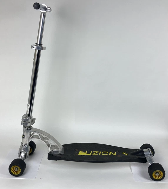 FUZION NX Trick Scooter Carving Front & Rear 360 Spin Kick Scooter By Nextsport FUZION NX Trick Scooter Carving Front & Rear 360 Spin Kick Scooter By Nextsport