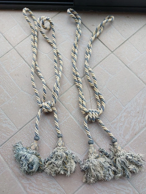 ANCIENNE PAIRE D'EMBRASSES de rideaux PASSEMENTERIE ANCIENNE et POMPONS XIXe