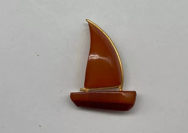 Bernstein Brosche Segelboot 3,4 cm Mid Century Natur 20. Jahrhundert