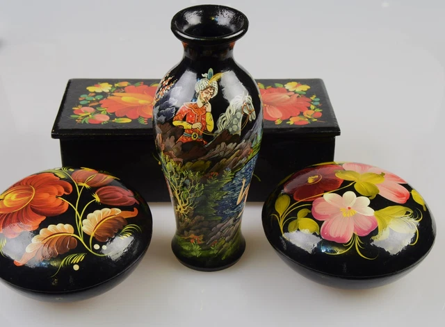 Vase khokhloma en bois peint à la main d'art populaire russe