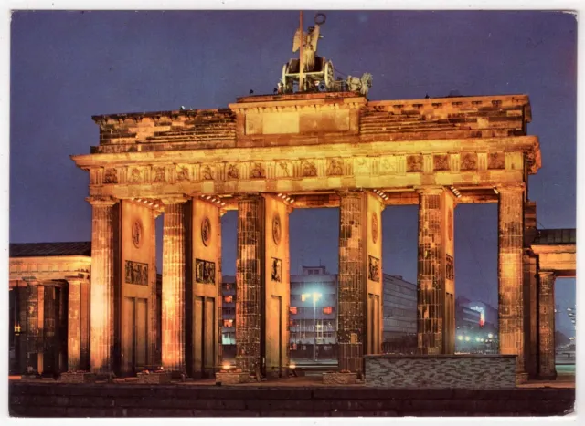 AK Berlin / Brandenburger Tor - Blick zum Ostsektor bei Nacht
