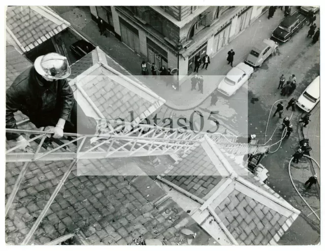 ***** Tres Rare Photo Originale : Feu Sur Les Toits - Pompiers De Paris - 1960