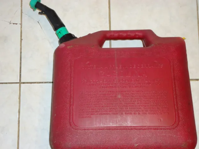 Briggs & Stratton 5 Gallon Gas Can with self venting spout