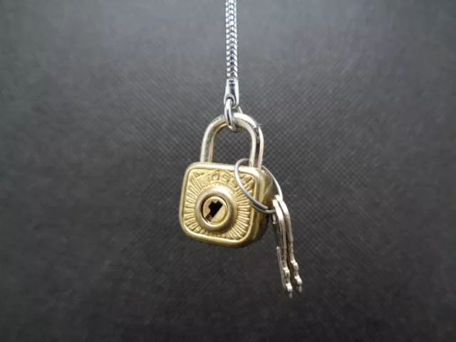 mini cadenas ancien avec ses deux clés plus décoratif que dissuasif 30 x 40  mm
