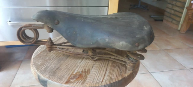Ancienne selle de vélo en cuir à ressorts LUXE Ancienne selle de vélo en cuir à ressorts LUXE
