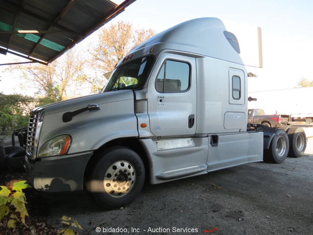 2017 Freightliner Cascadia 125 T/A Truck Tractor Day Cab Detroit -Parts/Repair