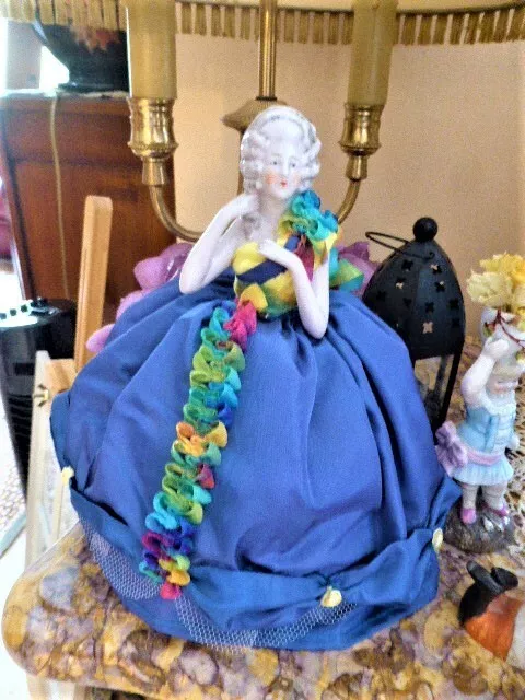Ancienne Demi-figurine marquise en porcelaine avec sa très jolie robe. H 22,5 cm