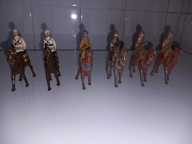 Lot De 4 Soldats De Plomb Anciens - Dromadaire Et Cavaliers - Collection