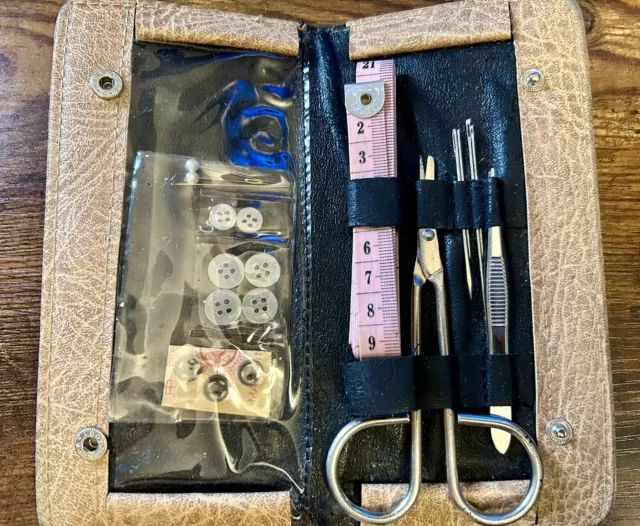 VINTAGE SEWING KIT WALLET SCISSORS THREAD NEEDLE-- Portable Travel