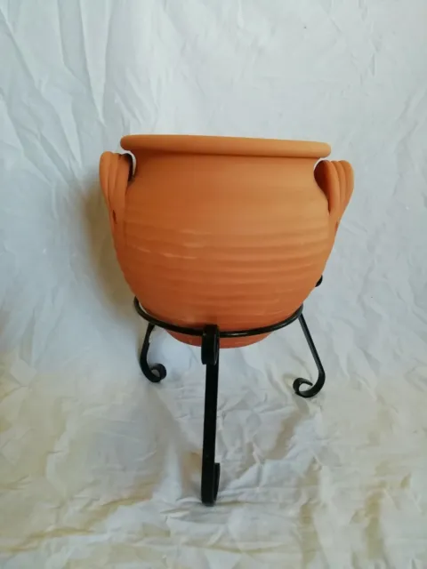 Soporte de forja con MACETA de barro 28x34. Altura total 45 cms.