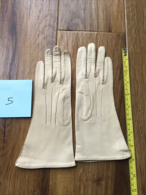 VINTAGE 1950/60s  ivory leather gloves size 6 -6 1/2 excellent condition