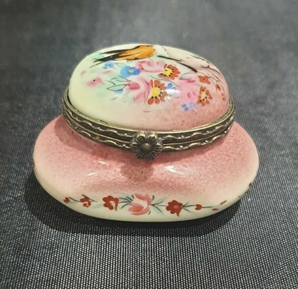 Limoges decorative Continental miniature porcelain trinket box, 20th c,