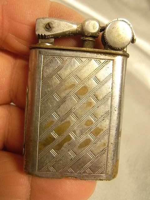 Ancien Briquet à Essence Français – Plaque Taxe Ministère Des Finances – Argent