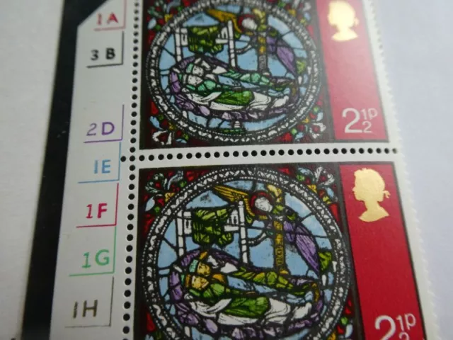 GB 1971 CHRISTMAS 2.5d CONTROL PAIR, YELLOW OMITTED FROM MOST OF TOP STAMP MNH