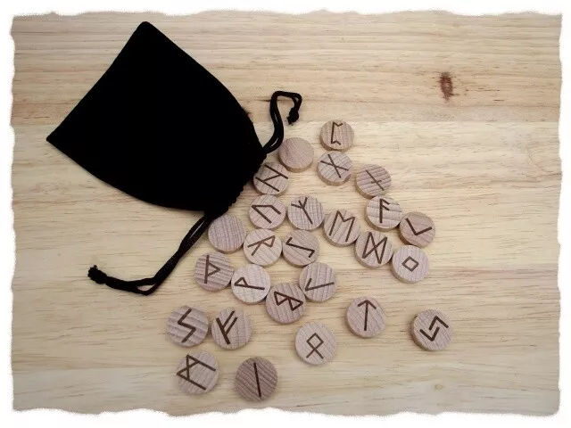 Mini Runenset - Runensteine aus Holz - Runen des älteren Futhark