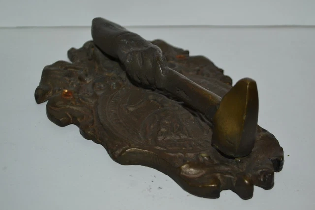 Ancien heurtoir en bronze à décor de chevalier à cheval et marteau